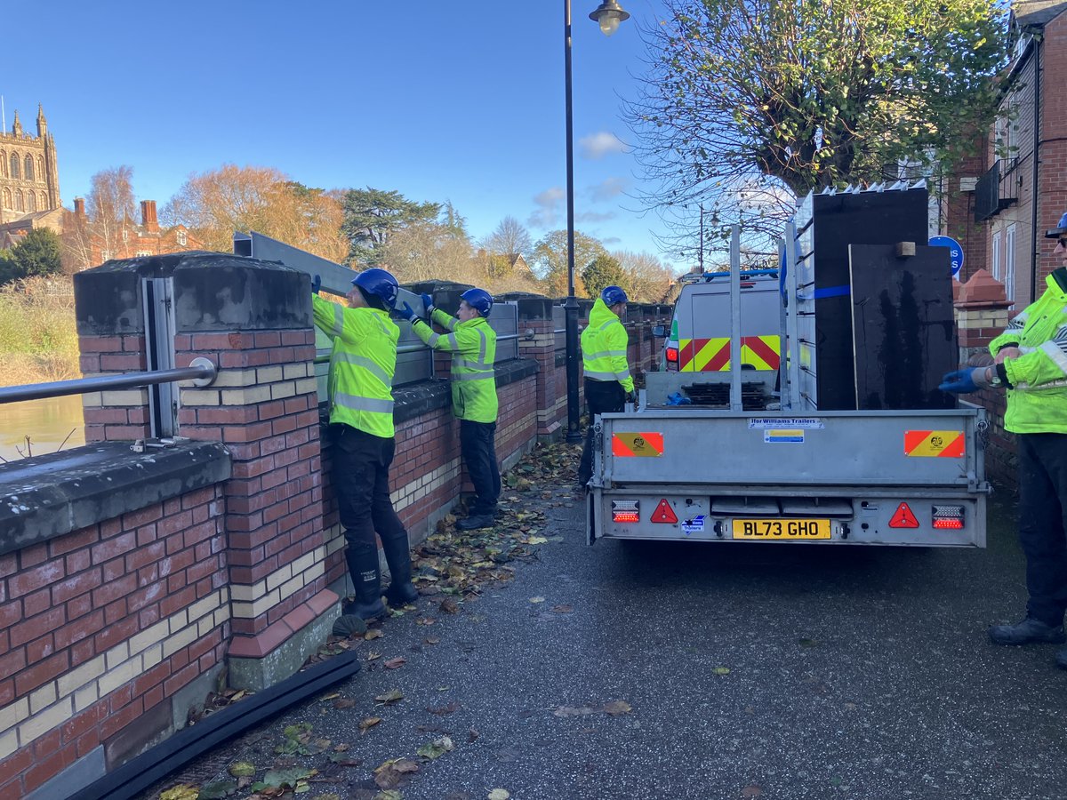 We are continuing to remove demountable barriers across the West Midlands. 

This picture was taken in Hereford. 

Check your flood risk here: gov.uk/check-long-ter…

Follow the steps on the link to get flood warnings: gov.uk/get-flood-warn…