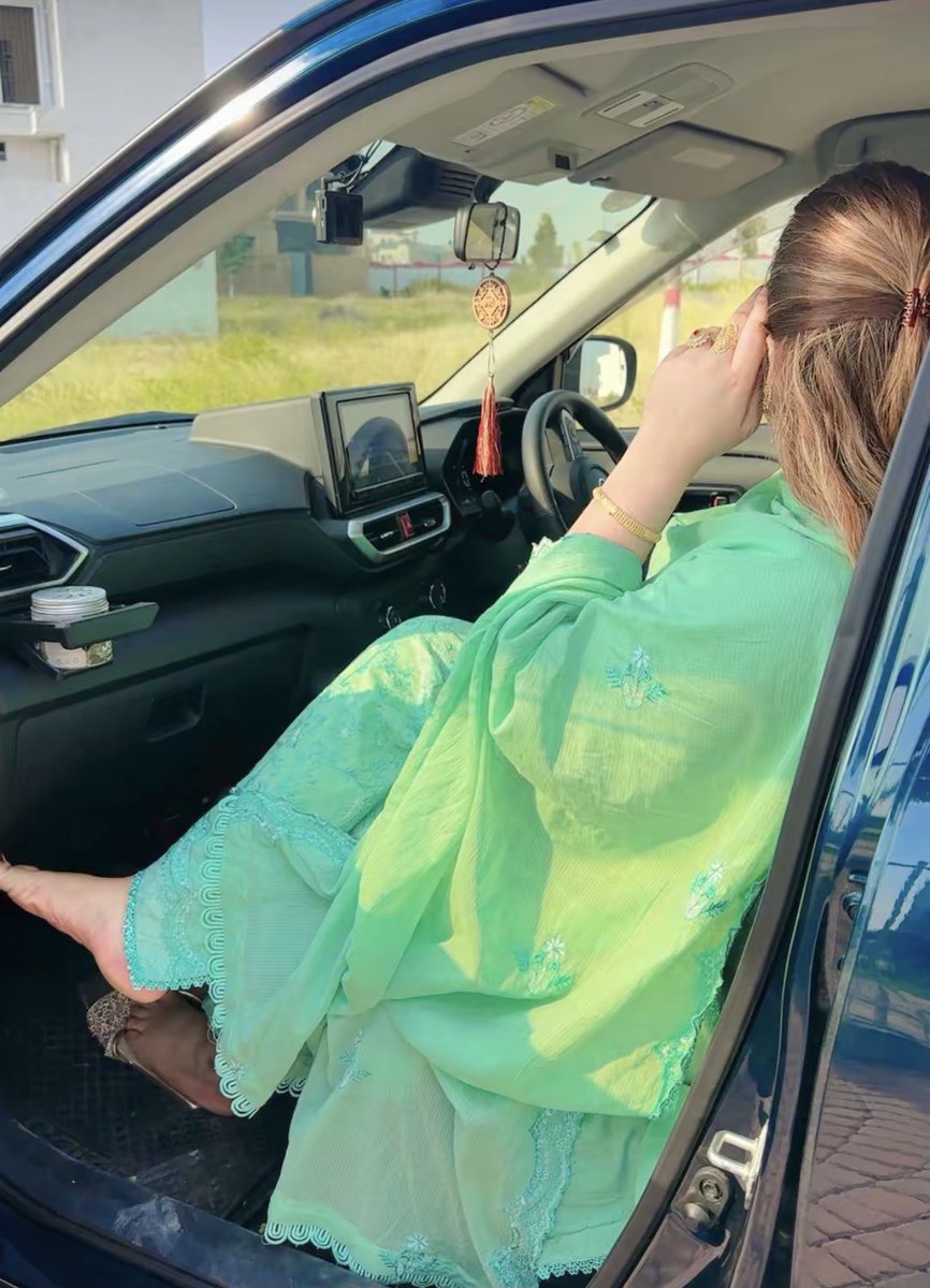 ہر چیز میں خوبصورت بنیں ، اپنی دوستی میں ، اپنی محبت میں ، اپنے اخلاق و آداب میں، اپنے معاملات میں ، حتیٰ کہ فاصلوں میں بھی خوبصورتی بنائے رکھیں۔ مانا  کہ  خوبصورت چہرہ
بھی بوڑھا ہو جاتا ہے پرکشش جسم بھی ایک دن ڈھل جاتا ہے لیکن ایک اچھا انسان ہمیشہ اچھا انسان ہی رہتا ہیں۔❤️