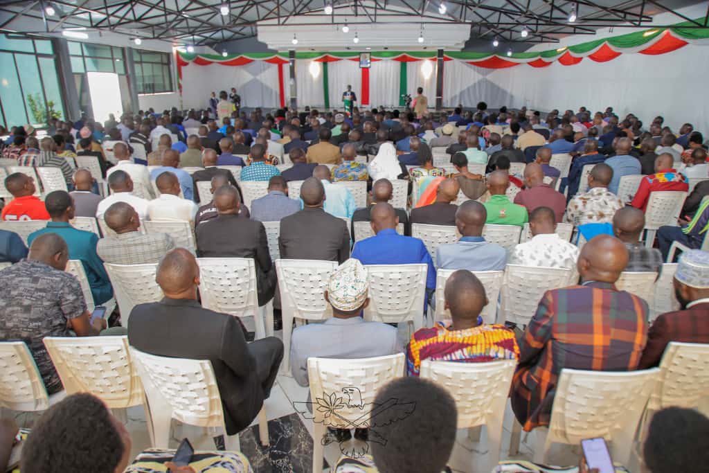 CnddFdd's tweet image. #Burundi Ce mercredi 19 novembre 2025, le Secrétaire général du Parti @CnddFdd , Très Honorable Révérien Ndikuriyo, a achevé une tournée stratégique d’orientation politique qui l’a conduit dans les cinq provinces du pays. 

Entamée il y a quelques jours à Burunga, elle s’est…