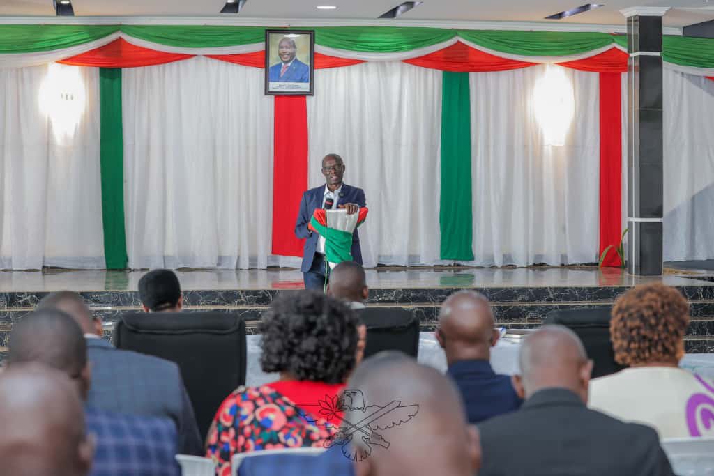 CnddFdd's tweet image. #Burundi Ce mercredi 19 novembre 2025, le Secrétaire général du Parti @CnddFdd , Très Honorable Révérien Ndikuriyo, a achevé une tournée stratégique d’orientation politique qui l’a conduit dans les cinq provinces du pays. 

Entamée il y a quelques jours à Burunga, elle s’est…