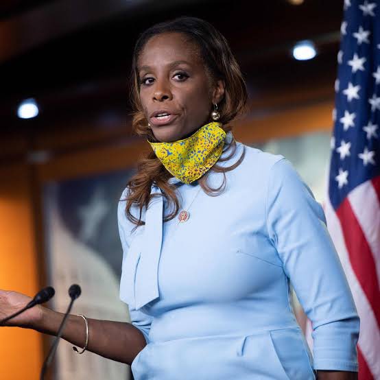 JayTC53's tweet image. Apparently if you&apos;re a Democrat you can solicit money from a pedophile named Jeffery Epstein. You can also get live coaching tips from Jeffery Epstein in a congressional hearing. 

If  you&apos;re a republican named Donald Trump who kicked Epstein out of your clubs you&apos;re the bad guy.