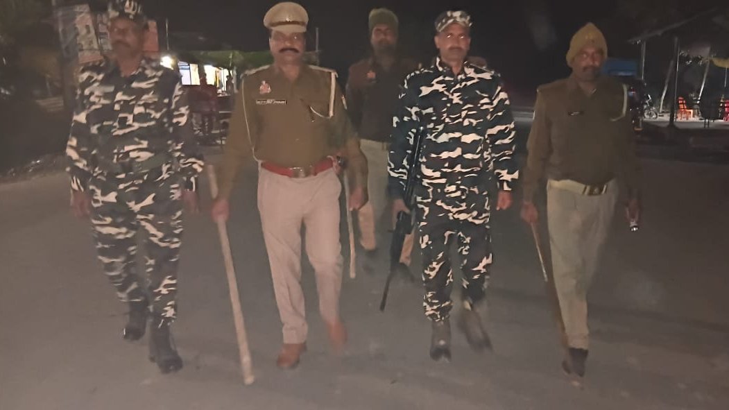 bahraichpolice's tweet image. जनपद में शान्ति, सुरक्षा एवं कानून व्यवस्था बनाए रखने व सीमा सुरक्षा को पुख्ता करने के दृष्टिगत #SPBahraich के निर्देशन में थाना नवाबगंज पुलिस व #SSB की संयुक्त टीम द्वारा थानाक्षेत्र अंतर्गत भारत–नेपाल सीमा पर गश्त कर चलाया जा रहा चेकिंग अभियान।  #BahraichPolice #UPPolice