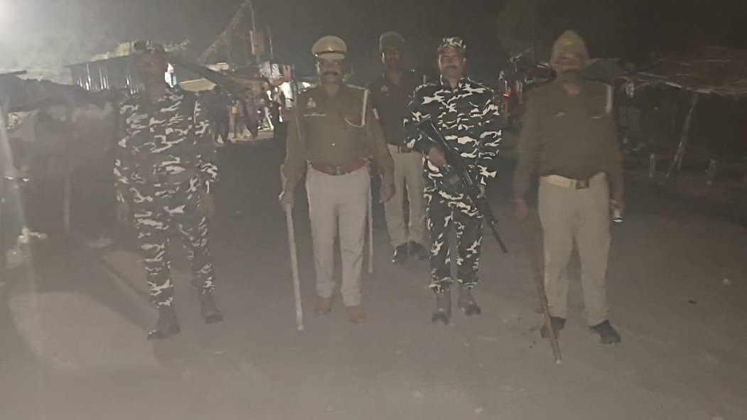 bahraichpolice's tweet image. जनपद में शान्ति, सुरक्षा एवं कानून व्यवस्था बनाए रखने व सीमा सुरक्षा को पुख्ता करने के दृष्टिगत #SPBahraich के निर्देशन में थाना नवाबगंज पुलिस व #SSB की संयुक्त टीम द्वारा थानाक्षेत्र अंतर्गत भारत–नेपाल सीमा पर गश्त कर चलाया जा रहा चेकिंग अभियान।  #BahraichPolice #UPPolice