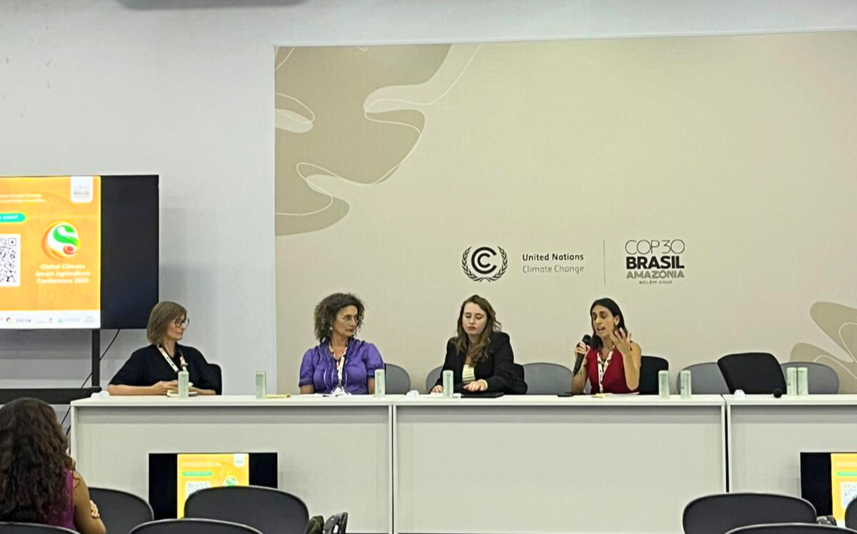 BiovIntCIAT_eng's tweet image. At #COP30, we hosted two inspiring sessions with @MarceQuinteroT and @HuynhTh57193102, showcasing how 💰 finance, 👩‍🌾 farmer leadership, 🔬 research, and 📚 policy innovation are driving real change for people and the planet.
👉 allbiociat.org/4oQ4Uyl
