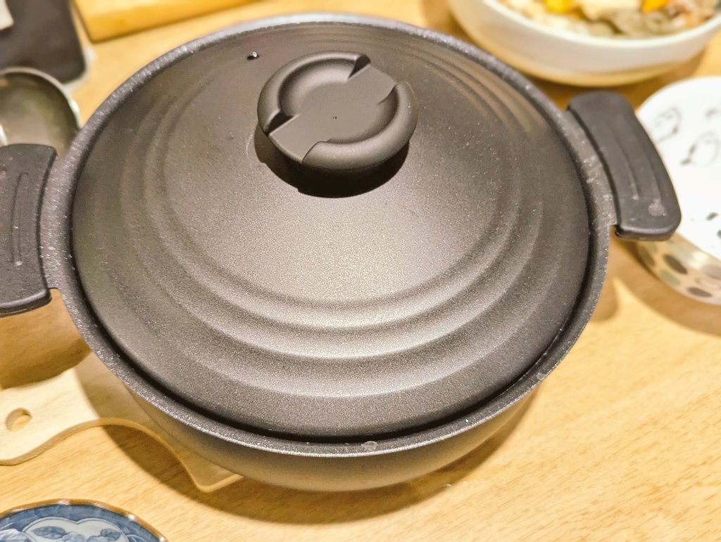 MarronTree's tweet image. 本日のお献立

鶏団子と豚バラ肉と蓮根と薄切り大根とえのきのホワイト柚子塩鍋
秋刀魚の南蛮漬け

お鍋が嬉しい季節の到来〜♪

黒のお鍋に映える白い食材たち！が目に見えちゃったので、この鍋の初使いはコレと決めてましたw

朝に作って漬けておいた南蛮漬けもしみしみ美味しい〜(*´艸`*)