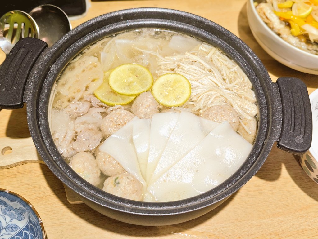 MarronTree's tweet image. 本日のお献立

鶏団子と豚バラ肉と蓮根と薄切り大根とえのきのホワイト柚子塩鍋
秋刀魚の南蛮漬け

お鍋が嬉しい季節の到来〜♪

黒のお鍋に映える白い食材たち！が目に見えちゃったので、この鍋の初使いはコレと決めてましたw

朝に作って漬けておいた南蛮漬けもしみしみ美味しい〜(*´艸`*)