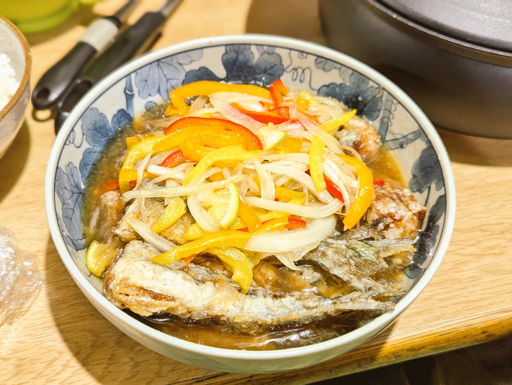 MarronTree's tweet image. 本日のお献立

鶏団子と豚バラ肉と蓮根と薄切り大根とえのきのホワイト柚子塩鍋
秋刀魚の南蛮漬け

お鍋が嬉しい季節の到来〜♪

黒のお鍋に映える白い食材たち！が目に見えちゃったので、この鍋の初使いはコレと決めてましたw

朝に作って漬けておいた南蛮漬けもしみしみ美味しい〜(*´艸`*)