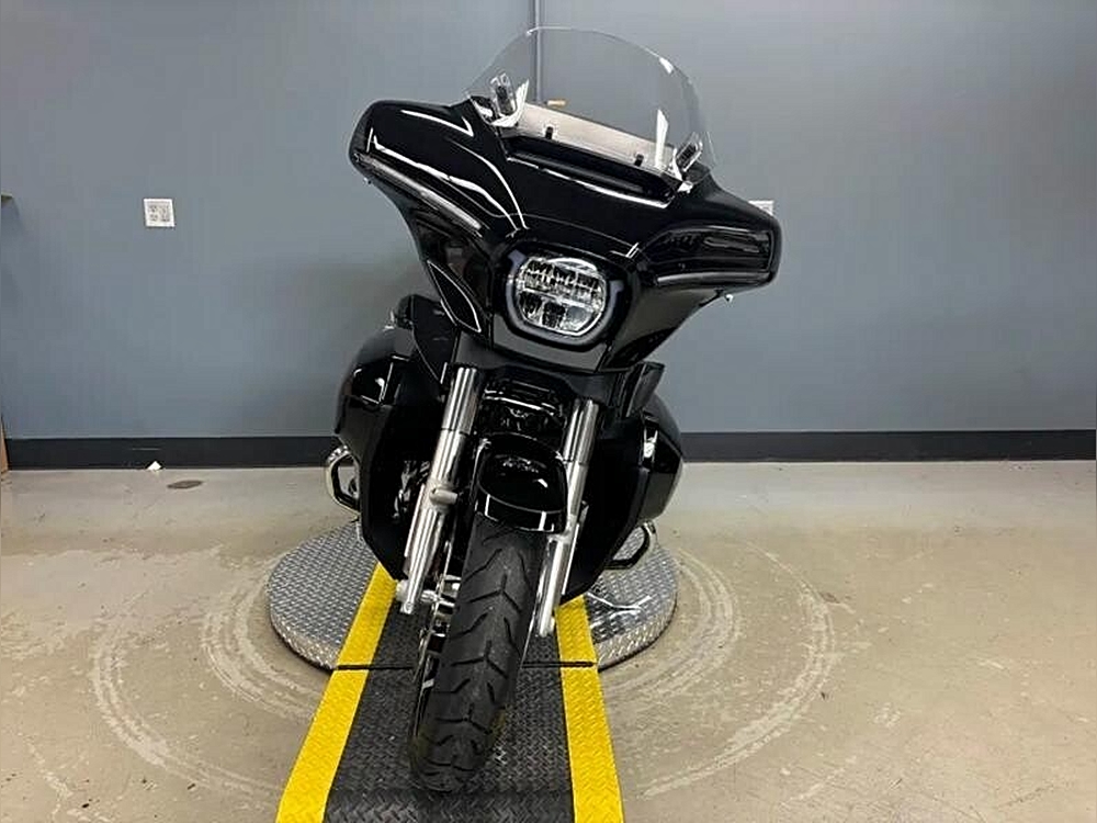 2025 Harley-Davidson 2025 Harley-Davidson Street Glide Ultra Vivid Black 5miles
 visit our website for more details: soundharley.com 
or call 360 454 5000