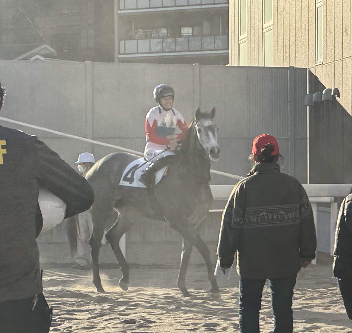 本日の川崎1R(2歳五組)は好スタートからハナに立った新種牡馬キセキ産駒のコウジンヴンダー(牝2・河津厩舎)が直線も軽快に逃げ切り🥇
クロフネ産駒の母ジョーイロンデルは浦和の重賞しらさぎ賞など12勝を挙げ活躍。
ミシェル騎手は昨日に続く勝利で今回の短期免許で10勝目をマークしました✨