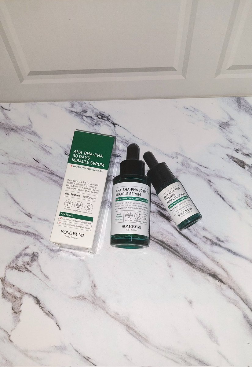 idheaku's tweet photo. I’ve been trying this green line from Some By Mi for a while now — mulai dari yang travel size dulu sampai akhirnya beli yang normal size💚
and honestly, toner &amp; serumnya bagus banget di kulitku yang acne-prone✨
so here’s my little recap of the Miracle Toner &amp; Miracle Serum 🍃 https://t.co/VL6PTgm4ie
