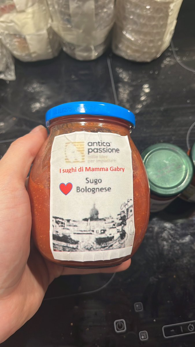andrea_alpy's tweet image. stamattina arrivato pacco da giù mio papà ha customizzato le etichette dei sughi di mamma 😭😭😭