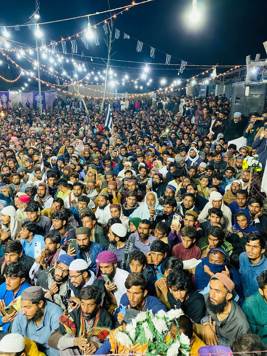 SamiSwati_'s tweet photo. میرپور خاص میں عوامی سمندر 
حقیقی عوامی قوت کا مظاہرہ 
جمعیت علمائے اسلام کے ساتھ
 عوام کا والہانہ عقیدت اور لگاؤ 
اس سے اندازہ لگائیں کے صوبہ سندھ کی 
اصل عوامی نمائندگی کس جماعت کے پاس ہے ۔
میرپور خاص کی تحصیل حسین بخش مری کے دور افتادہ گاؤں گاؤں پاٹویوں میں عوامی جلسہ عام https://t.co/VivIX4hHeE