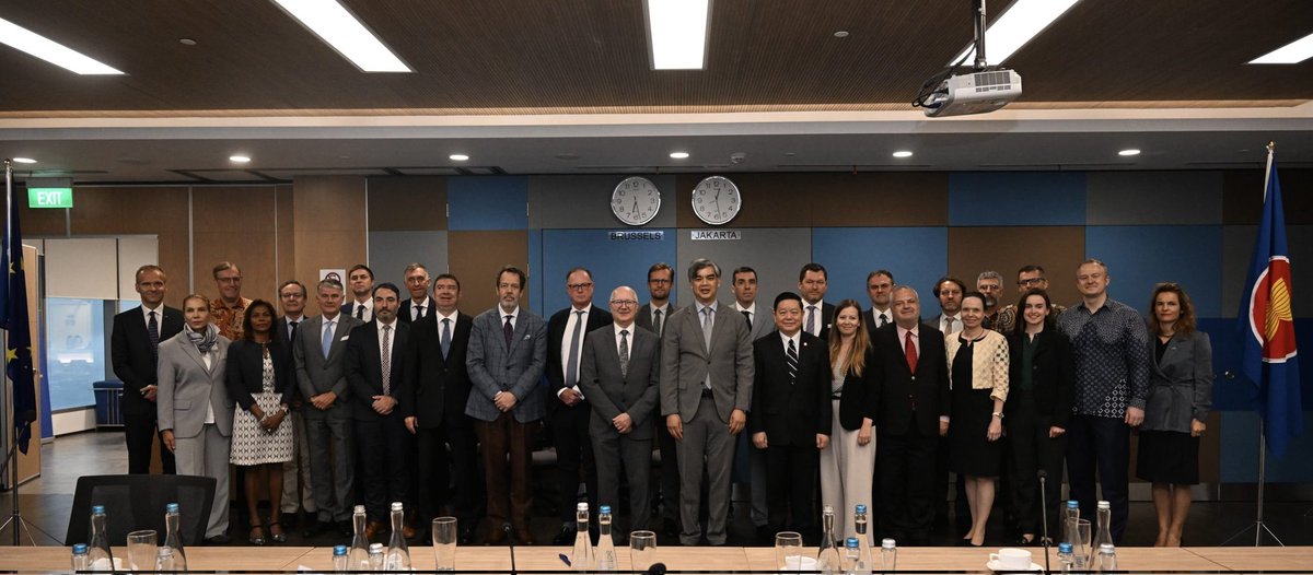 At the meeting with EU 🇪🇺 HoMs in Jakarta SecGen Dr. Kao Kim Hour highlighted ASEAN wins &amp; challenges in 2025 👉
✔️ Community Vision 2045
✔️ Timor-Leste accession
✔️ EU-ASEAN ministerial dialogue on environment
❗️ US tariffs
❗️ border conflict of 🇹🇭 and 🇰🇭