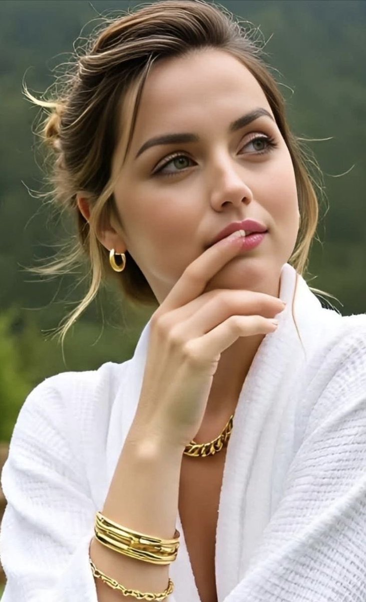 ونسمو فوق الغيوم ونظل جيران القمر نضيء حين نرغب ونعطى من يستحق قدره من النور♥️ s f ♥️