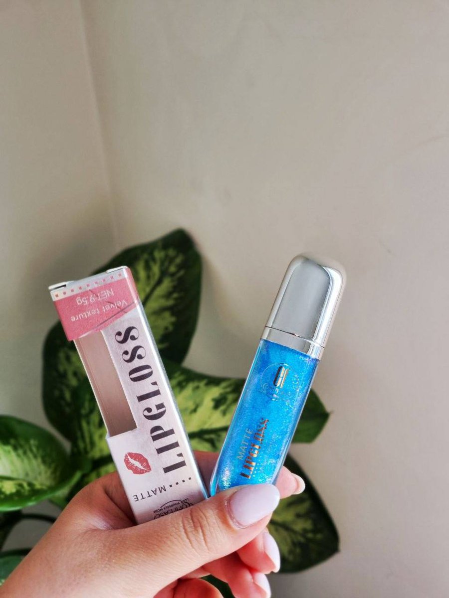 Sara_ss410's tweet image. شما تاحالا لیپ گلاس آبی دیده‌ بودین؟ داشتم آنلاین از خانومی لیپ گلاس سفارش می‌دادم دیدم که یه همچین رنگی هم توی ترکیب رنگ‌ها هست، از کنجکاوی انتخابش کردم؛ یکی از بهترین، خوش قیمت‌‌ترین و با دوام‌ترین لیپ گلاسی که تا الان خریدم.