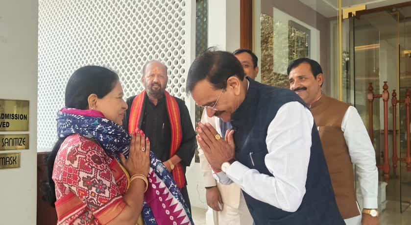 Sincere thanks to my colleague, Khajuraho MP Shri <a href="/vdsharmabjp/">VD Sharma</a> ji, for your gracious hospitality and warm welcome extended during my Khajuraho visit. Greatly appreciate the welcome! 🙏
#Khajuraho #MadhyaPradesh #BJP #VDSharma #DKAruna #MPDKAruna #Telangana #MahabubnagarParliament