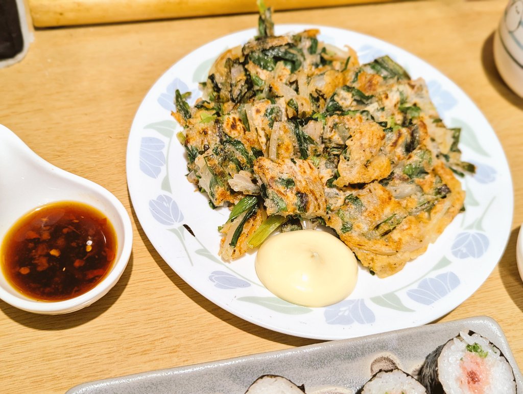 MarronTree's tweet image. 昨日のお献立&amp;amp;今日の朝ごはん

今季二度目の秋刀魚の塩焼き
ざっくり歯ごたえありの鬼おろし
お惣菜の魅力に負けた関東風の揚げだし豆腐
ノルウェーサーモンのお刺身
たこわさび

買い物に出たら、秋刀魚がお安かった！できたてお惣菜のタイムサービスに負けてもーたw

朝は
ニラ玉チヂミと中巻き寿司