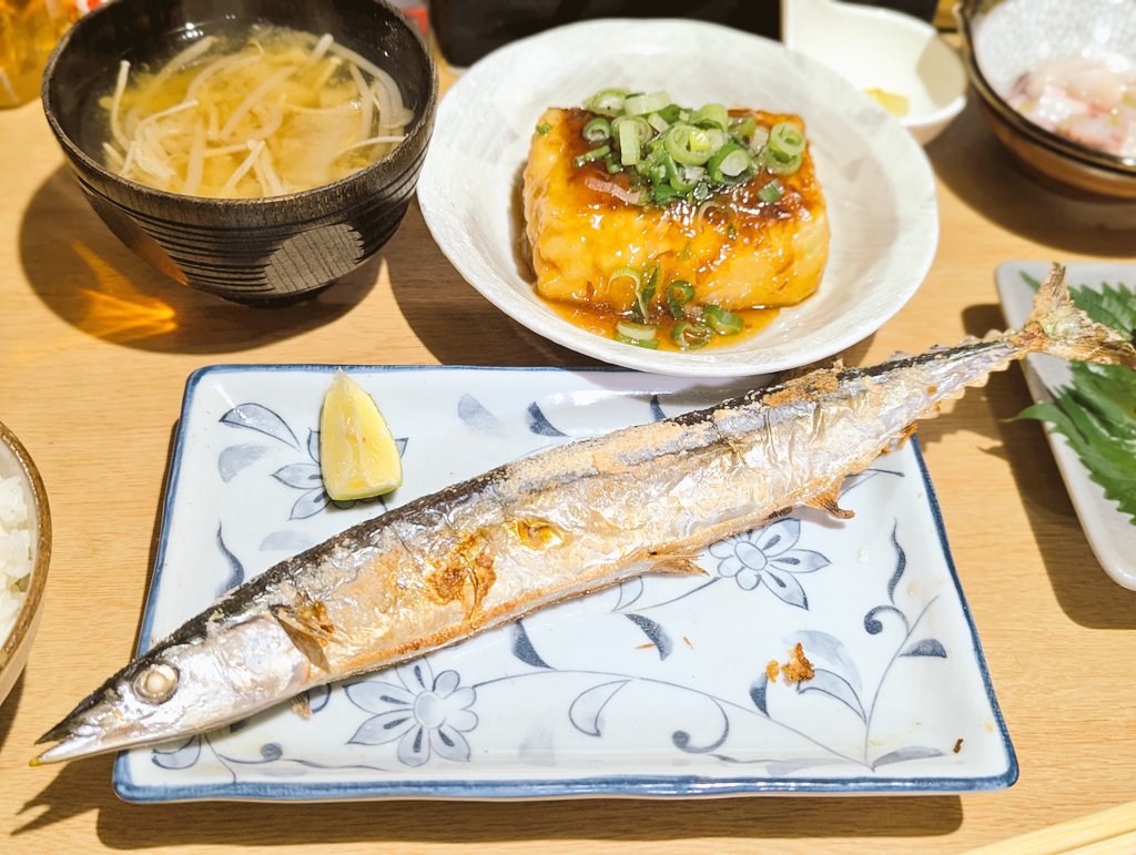 MarronTree's tweet image. 昨日のお献立&amp;amp;今日の朝ごはん

今季二度目の秋刀魚の塩焼き
ざっくり歯ごたえありの鬼おろし
お惣菜の魅力に負けた関東風の揚げだし豆腐
ノルウェーサーモンのお刺身
たこわさび

買い物に出たら、秋刀魚がお安かった！できたてお惣菜のタイムサービスに負けてもーたw

朝は
ニラ玉チヂミと中巻き寿司
