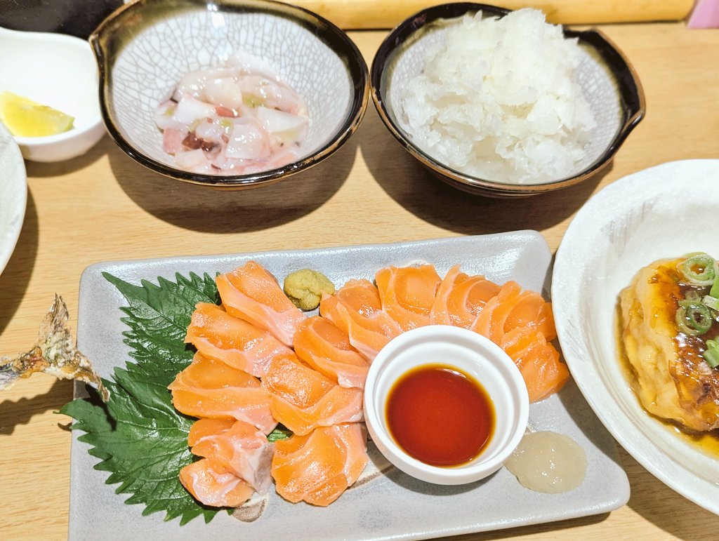 MarronTree's tweet image. 昨日のお献立&amp;amp;今日の朝ごはん

今季二度目の秋刀魚の塩焼き
ざっくり歯ごたえありの鬼おろし
お惣菜の魅力に負けた関東風の揚げだし豆腐
ノルウェーサーモンのお刺身
たこわさび

買い物に出たら、秋刀魚がお安かった！できたてお惣菜のタイムサービスに負けてもーたw

朝は
ニラ玉チヂミと中巻き寿司