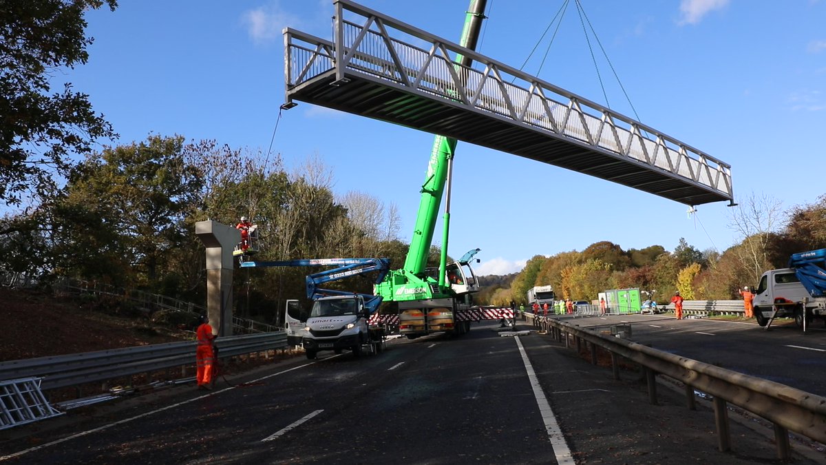 JacksonCivils's tweet photo. A Jackson Highways team, working on behalf of National Highways, installed a new footbridge over the A21 in Kent earlier this month.
The lifting in of a replacement bridge – known locally as Old Cock Footbridge - took place with a weekend full road closure near Tonbridge. https://t.co/rGZCdM8RWe