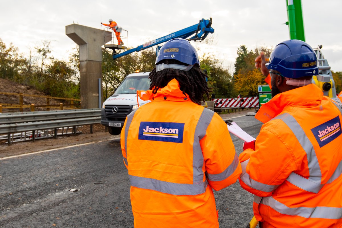 JacksonCivils's tweet photo. A Jackson Highways team, working on behalf of National Highways, installed a new footbridge over the A21 in Kent earlier this month.
The lifting in of a replacement bridge – known locally as Old Cock Footbridge - took place with a weekend full road closure near Tonbridge. https://t.co/rGZCdM8RWe