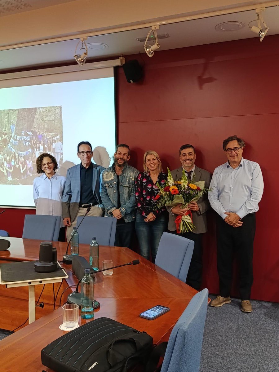 Una alegría ver que la reflexión teórica sobre el fenómeno educativo continúa asentada en los circulos académicos, que es donde la discusión se aleja de esta cosa de cuñaos. La UJI tiene tradición de comunitarismo participativo y Tomás Segarra la va a encarnar sólidamente. 🤜🏼🤛🏿