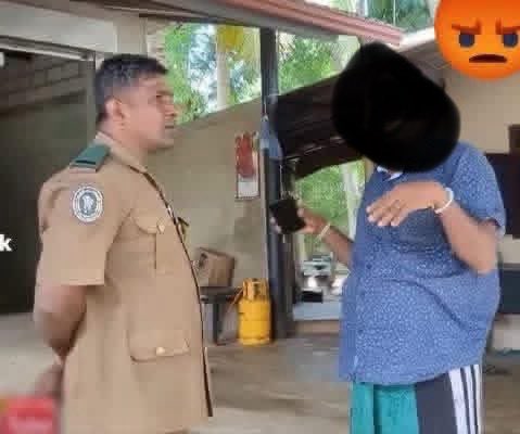 sampathslk's tweet image. ශ්‍රී ලංකාවේ පොලීසිය මදිවට දැන් වනජීවී එකත් මීඩියා දක්කගන ගෙවල්වලට රිංගයි. කාමරවලට යයි. වීඩියෝ මාධ්‍යට මුදාහරී. ගෙවල්වල සියලු දෙනාගේ මූහුණු පෙන්වයි. (අධිකරණයකදී, සාධාරණ නඩු විභාගයකින් වරදකරුවන තෙක් පුද්ගලයෙක් නිර්දෝශී වෙයි - Presumption of Innocence) 
#srilanka #lka