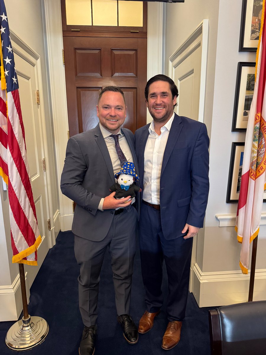 ❄️Good Morning Igloo 💙  

NEWS AND UPDATES FROM THE IGLOO ECOSYSTEM LAST 24 HOURS OR SO👇

🐧
🔵 $PENGU proliferated AGAIN in <a href="/CanaryFunds/">Canary Capital</a> Solana ETF / SOLC announcement 👀
x.com/CanaryFunds/st…
🔵 Pengu in Washington D.C 😉
x.com/HealeyPeyt3615…
🔵 Pengu now live and