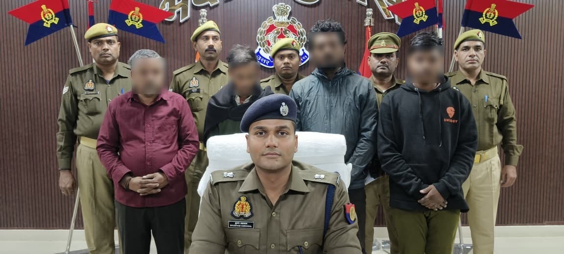 bhadohipolice's tweet photo. ◆श्री अभिमन्यु मांगलिक, पुलिस अधीक्षक भदोही के निर्देशन में अपराध व अपराधियों पर अंकुश एवं प्रभावी नियंत्रण बनाए रखने हेतु चलाए जा रहे अभियान के क्रम में आज दिनांक 19.11.2025 को श्री शुभम अग्रवाल, अपर पुलिस अधीक्षक भदोही के पर्यवेक्षण में थाना औराई पुलिस टीम द्वारा मुखबिर की सूचना पर थाना औराई क्षेत्र अंतर्गत मोबाइल टावरों से बैटरी चोरी के सम्बन्ध में पंजीकृत अभियोग का सफल अनावरण करते हुए एकांत स्थानों के टावरों से बैटरी चोरी करने वाले शातिर चोरों के संगठित गिरोह के 04 अभियुक्तों को थाना औराई क्षेत्र अन्तर्गत उपरौठ नहर के पास से गिरफ्तार कर कब्जे से चोरी की 07 अदद टूटी-फूटी टावर की बैट्री व 04 अदद बैट्री TESLA POWER, USA पावर केविल, छोटे-छोटे टुकड़ों में कापर का तार व दो अदद मोटरसाइकिल बरामद किया गया।
 ◆गिरोह द्वारा जनपद भदोही अन्तर्गत विभिन्न मोबाइल टावरों से चोरी की घटनाओं को अंजाम दिया जाता था।
@Uppolice 
@adgzonevaranasi 
@digmirzapur