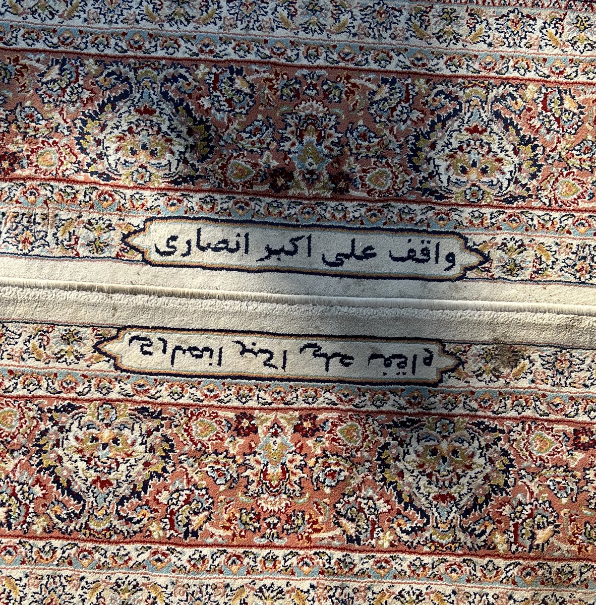kargar56's tweet photo. @_Mahdiyar313 فرش‌ها همچنان در حرم پهن شده‌اند! https://t.co/VDU3VvyxzW