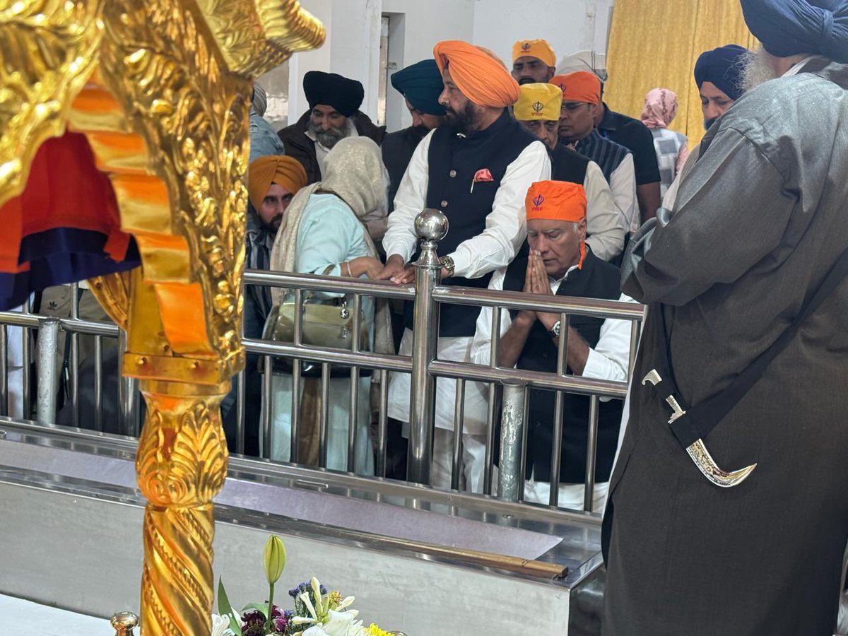 ਅੱਜ ਸ੍ਰੀ ਆਨੰਦਪੁਰ ਸਾਹਿਬ ਵਿਖੇ  ਤਖ਼ਤ ਸ੍ਰੀ ਕੇਸਗੜ੍ਹ ਸਾਹਿਬ ਤੇ ਨਤਮਸਤਕ ਹੋਣ ਦਾ ਸੁਭਾਗ ਪ੍ਰਾਪਤ ਹੋਇਆ ਅਤੇ ਪਾਰਟੀ ਵਲੋਂ ਸ੍ਰੀ ਗੁਰੂ ਤੇਗ ਬਹਾਦਰ ਸਾਹਿਬ ਜੀ ਦੇ 350ਵੇਂ ਸ਼ਹੀਦੀ ਦਿਹਾੜੇ ਨੂੰ ਸਮਰਪਿਤ ਕਰਵਾਏ ਕੀਰਤਨ ਦਰਬਾਰ ਵਿੱਚ ਹਾਜਰੀ ਭਰ ਗੁਰੂ ਸਾਹਿਬ ਦੀਆਂ ਆਸ਼ੀਸ਼ਾਂ ਪ੍ਰਾਪਤ ਕੀਤੀਆਂ।