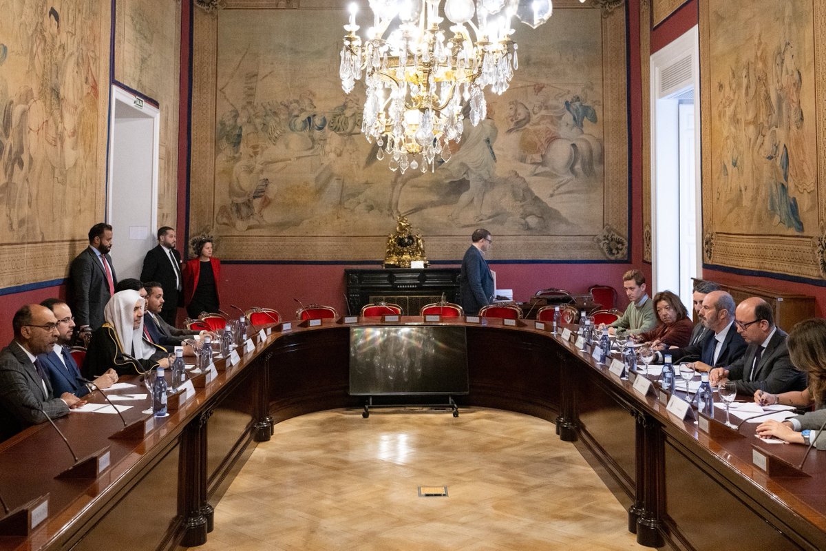 MWLOrg_en's tweet image. This morning:

In a meeting regarded the first of its kind in history with a religious figure, during which H.E. received the Senate&apos;s highest medal, H.E. Sheikh Dr. #MohammedAlissa @MhmdAlissa , Secretary-General of the Muslim World League (MWL) and Chairman of the Organization…