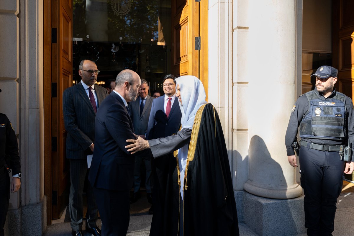 MWLOrg_en's tweet image. This morning:

In a meeting regarded the first of its kind in history with a religious figure, during which H.E. received the Senate&apos;s highest medal, H.E. Sheikh Dr. #MohammedAlissa @MhmdAlissa , Secretary-General of the Muslim World League (MWL) and Chairman of the Organization…