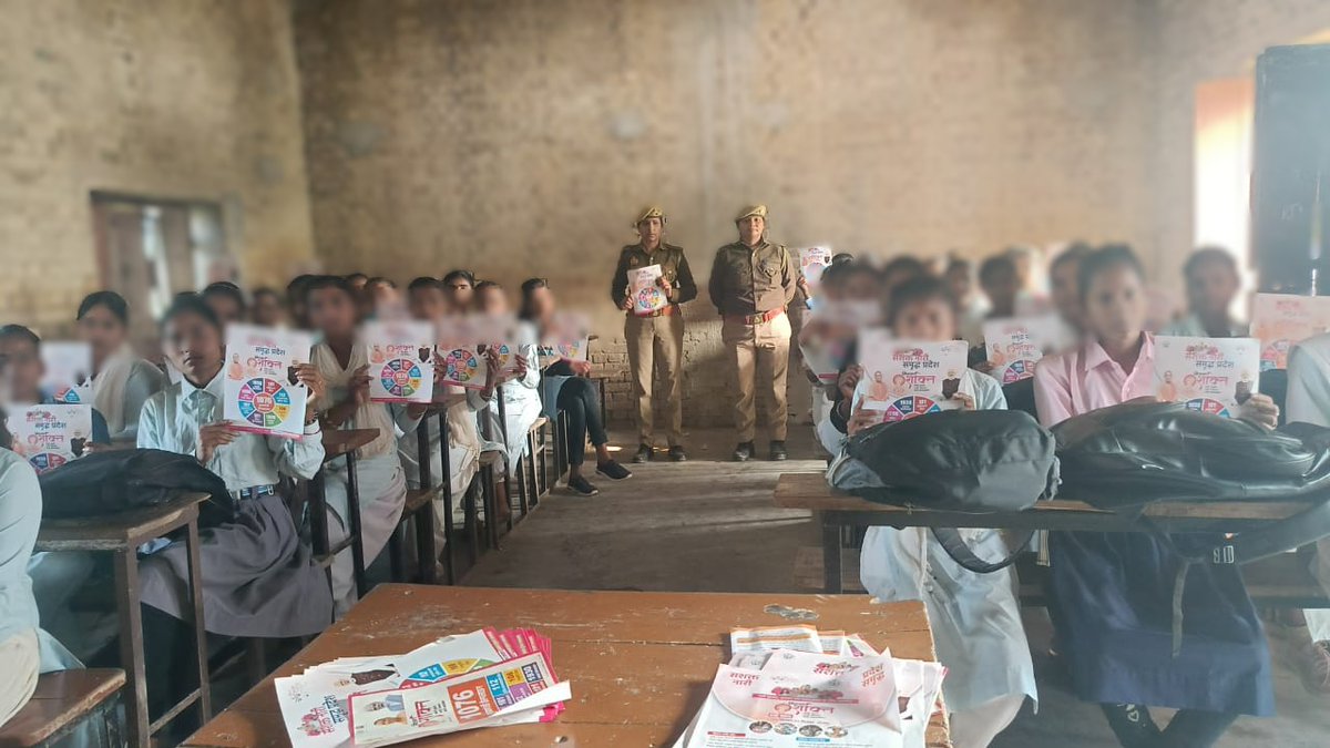 shravastipolice's tweet image. #SP_Shravasti श्री राहुल भाटी के निर्देशन में शक्ति मोबाइल टीम ने विद्यालय में छात्राओं को गुड-टच, बैड-टच, छेड़छाड़,यातायात नियमों व साइबर अपराध से बचने के उपाय बताए।
#MissionShakti5