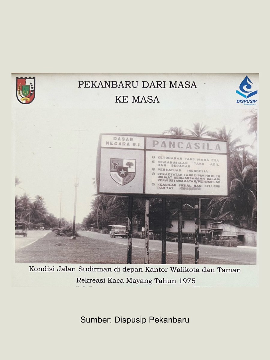 Foto pertama, fly over Jalan Jenderal Sudirman, pas di depan Kantor Walikota Pekanbaru dan RTH Putri Kaca Mayang.

Foto kedua, nostalgia ke tempat yang sama, suasana Jalan Jenderal Sudirman tahun 1975 dulu. Masih lengang, bangunan pun belum seramai sekarang.

Kalau lihat