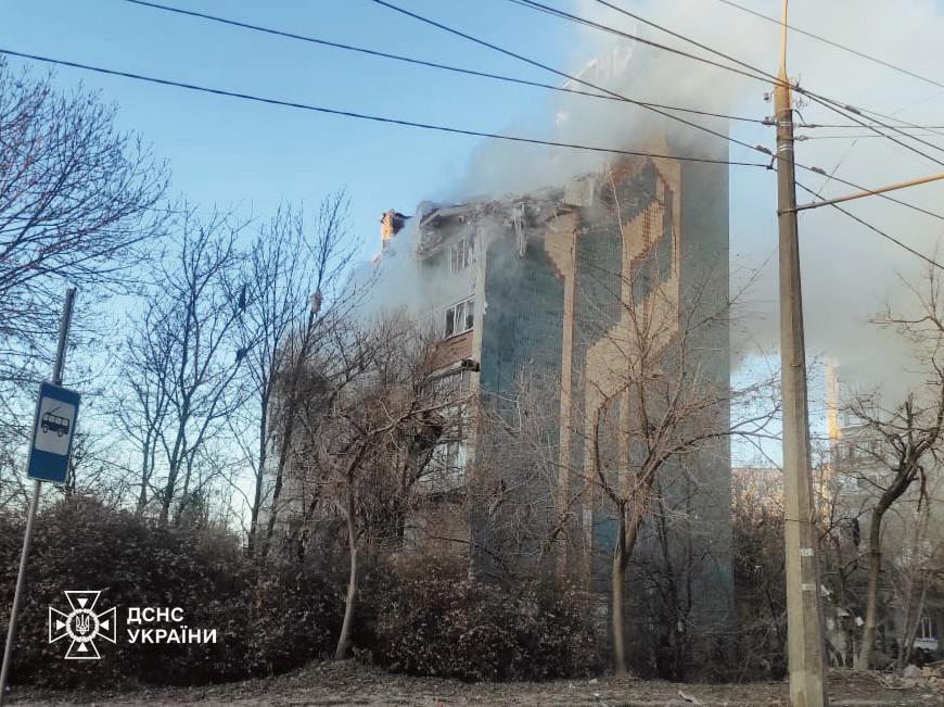 UkrainianAna's tweet image. 9 people killed in Ternopil.
Dozens injured.
Russians have launched 470+ drones and about 50 missiles at us this night and morning all over Ukraine. 
In Ternopil... They hit residential buildings.
#RussiaIsATerroristState