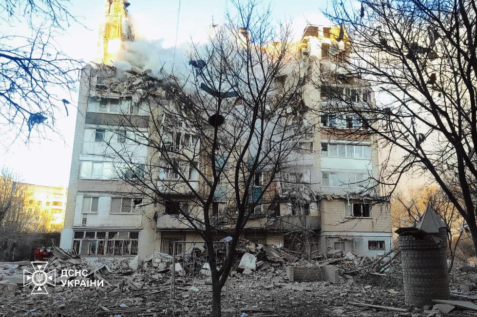 UkrainianAna's tweet image. 9 people killed in Ternopil.
Dozens injured.
Russians have launched 470+ drones and about 50 missiles at us this night and morning all over Ukraine. 
In Ternopil... They hit residential buildings.
#RussiaIsATerroristState