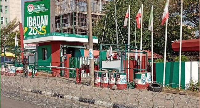 channelstv's tweet photo. Police Cordon Off PDP National Secretariat Amid Leadership Crisis

https://t.co/uX9aOo4D4A https://t.co/MopRzspRrf