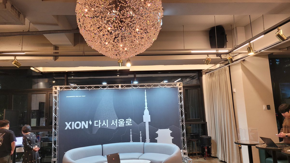 jangjun219's tweet image. XION 밋업현장도착!!
@burnt_xion @xion_korea

XION이 어떤 실사용 파트너들과 실제로 무엇을 만들고 있는지,
그리고 향후 글로벌 확장 전략을 직접 들을 수 있는 자리라 기대가 큽니다.

XION은 
&apos;모든 것을 검증 가능하게 만드는(Verification-First)&apos; 차세대 디지털 신뢰 인프라를 구축하는…