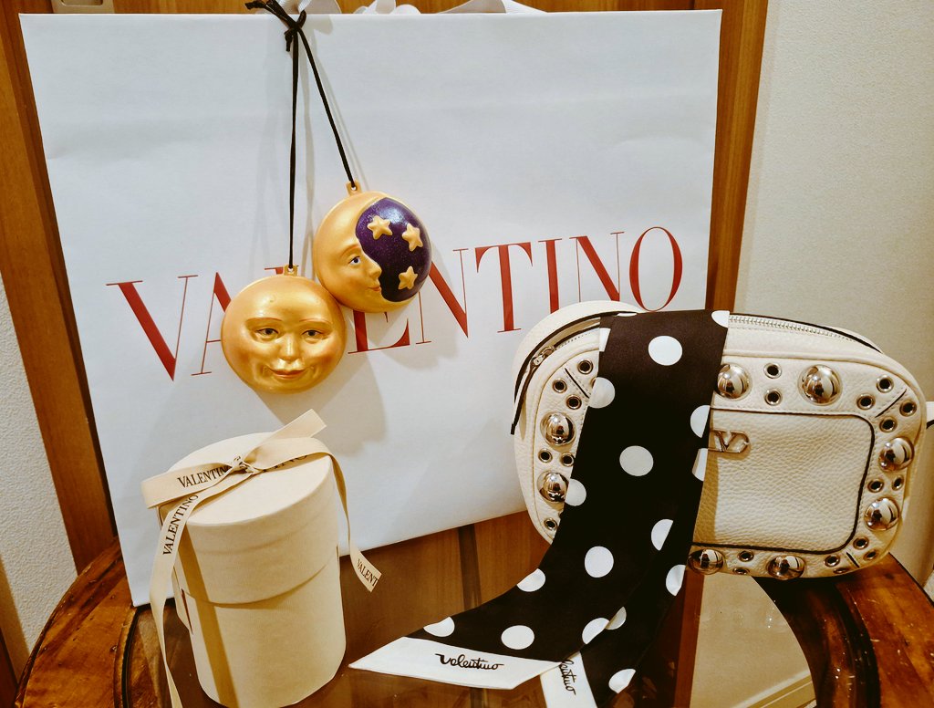 yoonmaiD39blue's tweet photo. アンバサダーはどうなるのか
待ち侘びる想いは高ぶって
お買いもの第5弾
最後まで黒と迷ったショルダーバッグ
いつかはソンミンスを狙うことにして
今回はアイボリー
彼シャツに合わせるタイスカーフ
明るい柄を考えていたけれど
手持ちがボタニカルばかりなので
モード系
再 #SUGAxValentino 熱望 https://t.co/ojYqfmoick