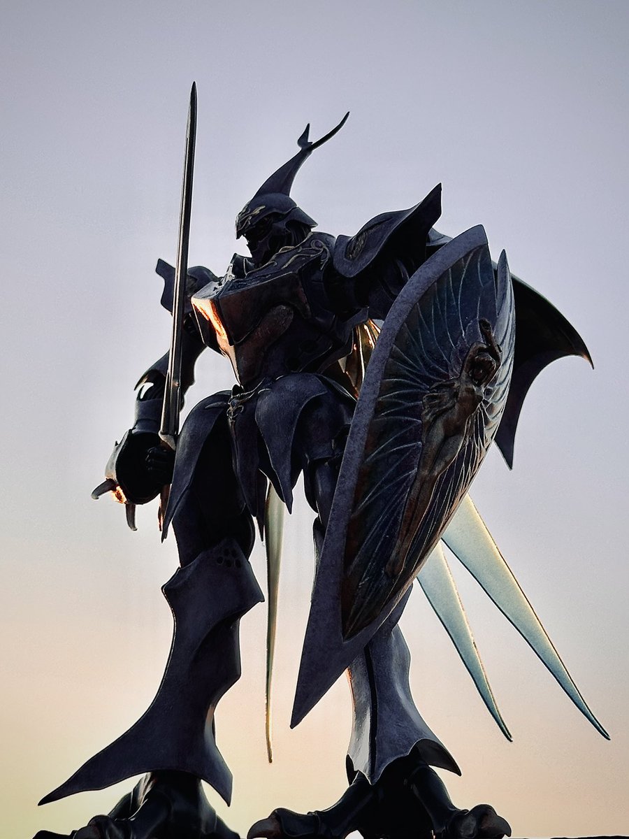 t_hobby190001m's tweet image. 沈みゆく陽を背に、サーバインがふっと“生き物”みたいに見えた瞬間。
光が鎧の隙間に差し込む感じがたまらなくて、思わず1枚…📸

いよいよ完成間近です。
明日、しっかり撮影した写真をお届けできると思います。
#PLAMAX #サーバイン #筆塗り