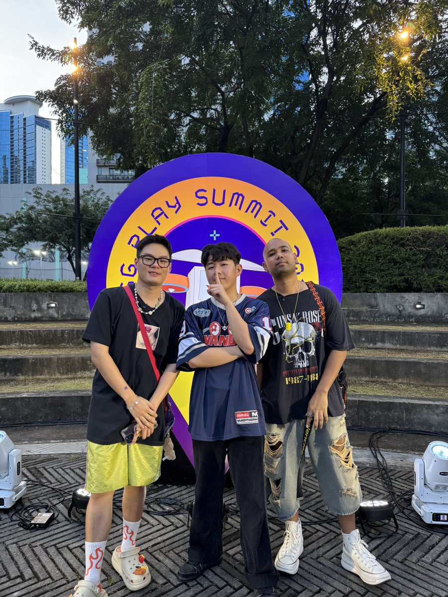 Pukerainbow 🤮🌈 tweet media