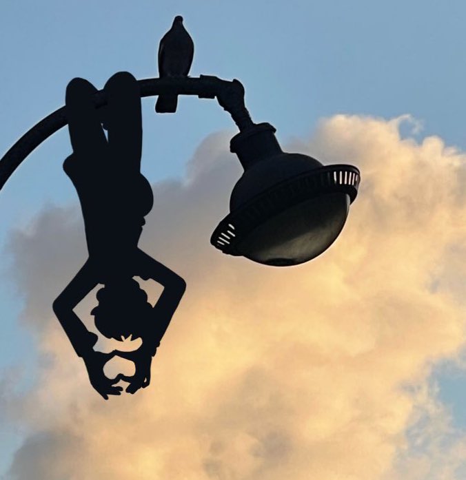 Ce matin je partage la tristesse de nombreux d’entre vous, en apprenant qu’un de nous s’en est allé.
Quelqu’un de si doux, drôle et empathique. 
Ici avant c’était Twitter, on y a tellement ri, tellement partagé. 
Le temps a passé, Twitter s’est envolé, et cet endroit où nous nous