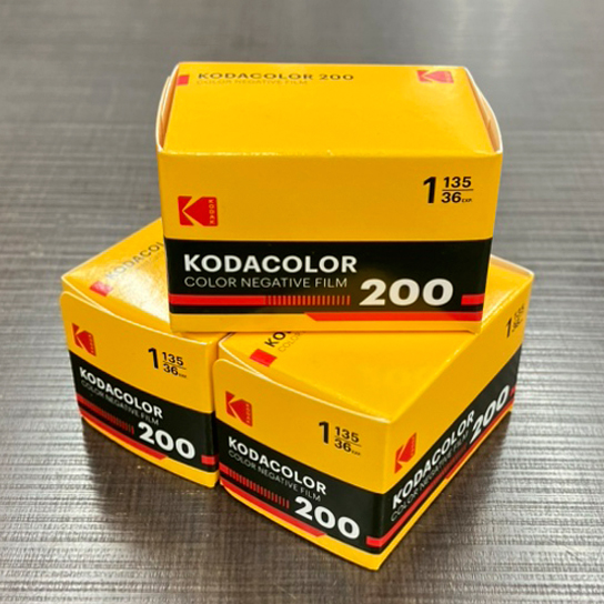 yaotomi_info's tweet image. 入荷しました 　好評 販売中!!

新製品
KODAK KODACOLOR 100 
KODAK KODACOLOR 200

JR大阪駅店06-6341-7005 
駅前第3ビル本店06-6341-0284 
JR高槻駅前店072-683-0813 （高槻店は11/21（金）予定）
当店にて フイルム現像、スマホへデータ転送出来ます
#KODACOLOR #FilmDevelopment
