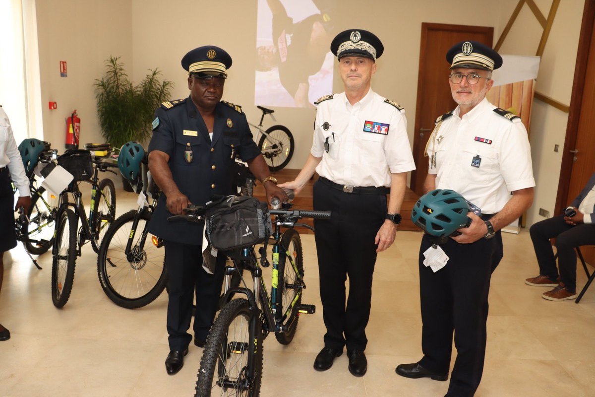 ali_naka's tweet image. In other News, France has donated 5 bicycles to Gabonese Police. 

We are led by FOOLS

Musatanyoko!