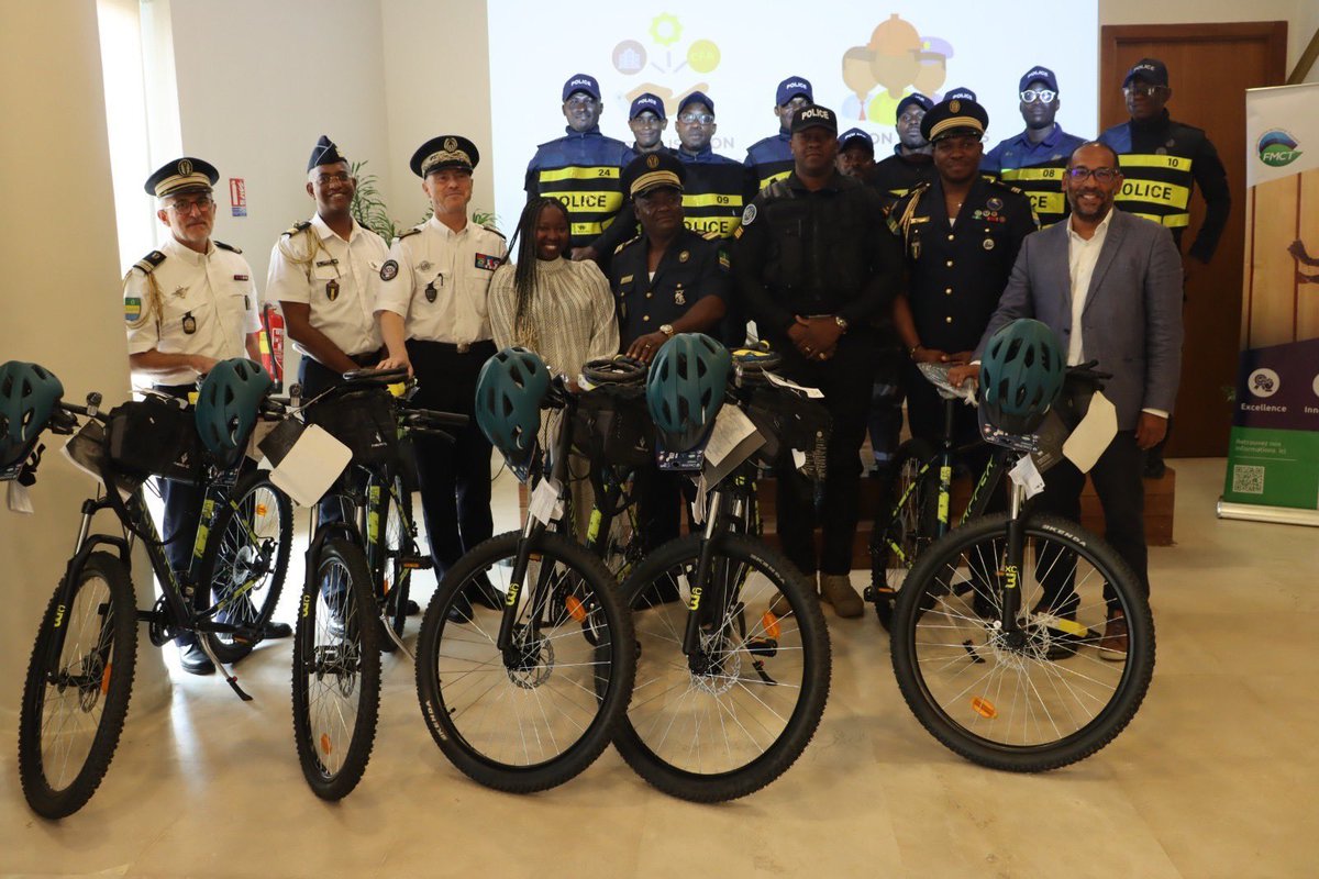 ali_naka's tweet image. In other News, France has donated 5 bicycles to Gabonese Police. 

We are led by FOOLS

Musatanyoko!