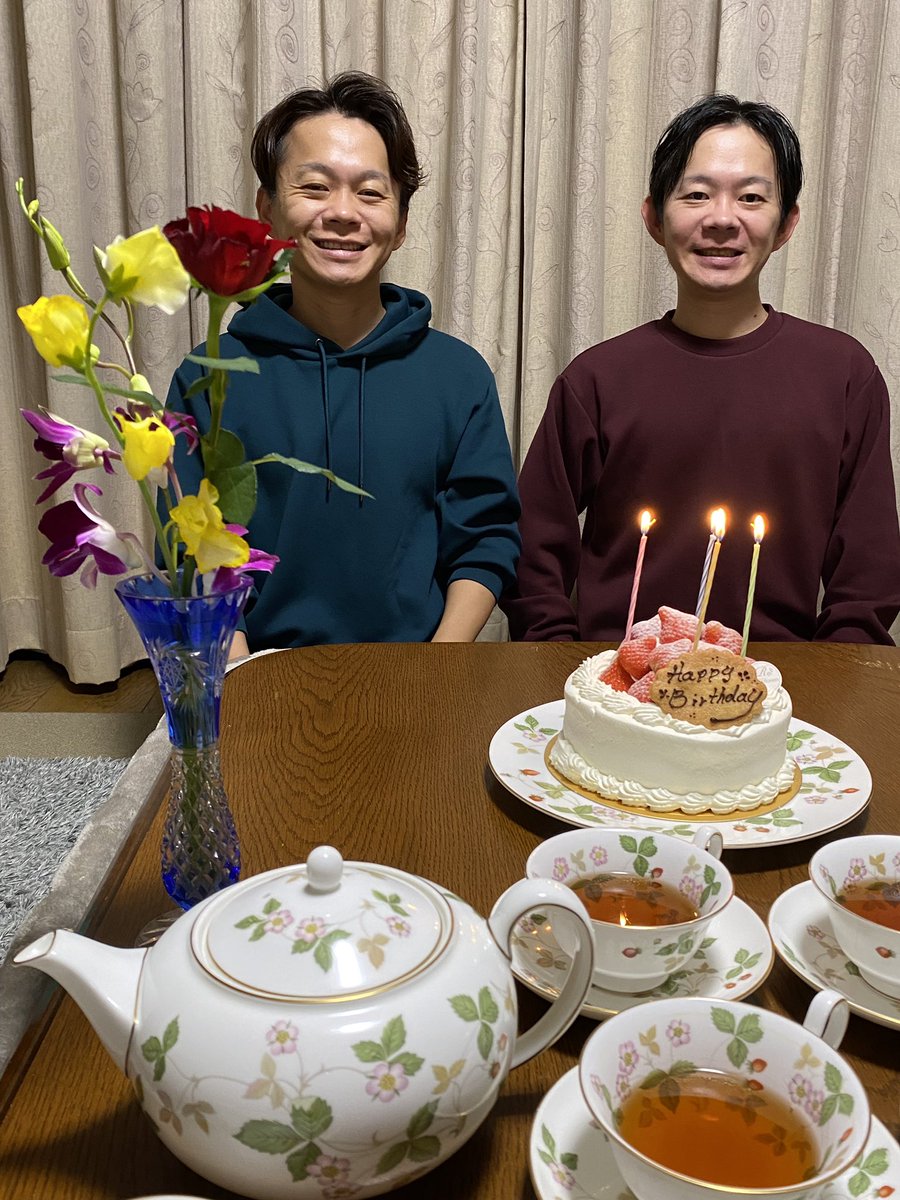 本日、誕生日を迎えて39歳になりましたー！！！
38歳は尿路結石になったりと大変でしたが、めちゃくちゃ楽しい一年でしたw
皆様、39歳の自分をどうぞ宜しくお願いします🙌
※写真は毎年恒例の双子の兄とのツーショット(どっちが自分がわかるかな？)