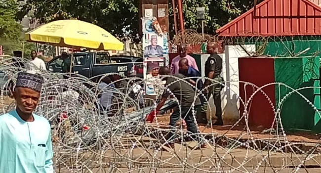 channelstv's tweet photo. Police Cordon Off PDP National Secretariat Amid Leadership Crisis

https://t.co/uX9aOo4D4A https://t.co/MopRzspRrf