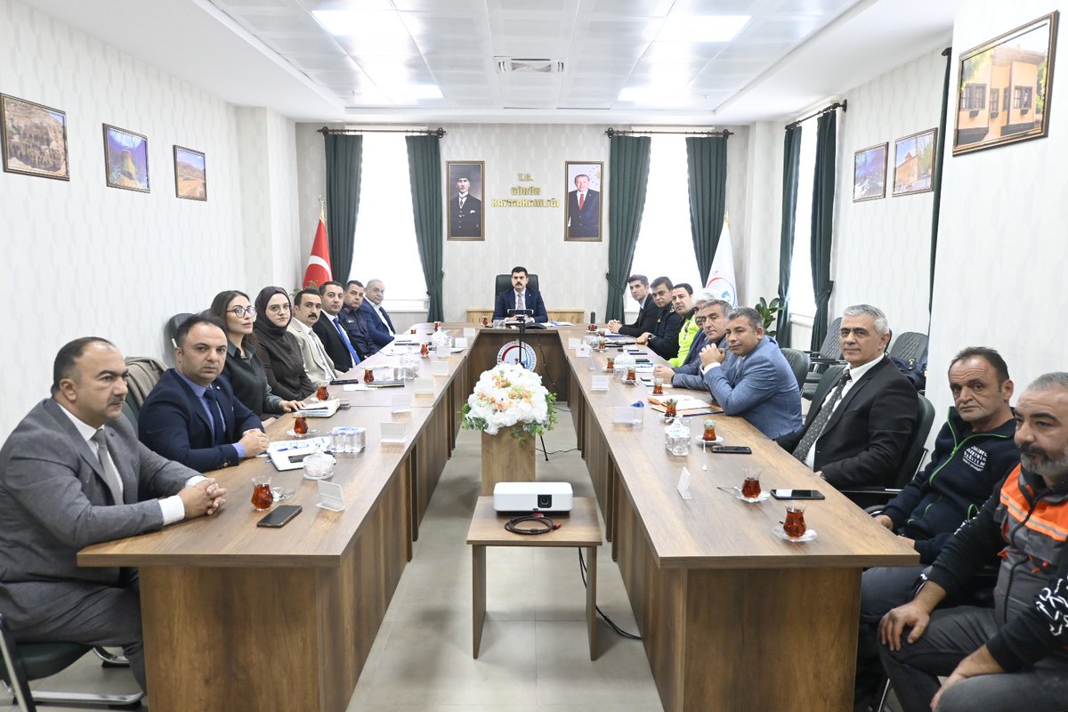 Kaymakamımız Selami Alper Özkan başkanlığında, Belediye Başkanı Nami Çiftçi ve ilgili kurum amirlerinin katılımıyla Karla Mücadele Toplantısı gerçekleştirildi.
Kış boyunca ilçe genelinde etkin bir şekilde hizmet sunulması için kurumlar arası iş birliğinin önemine vurgu yapıldı.