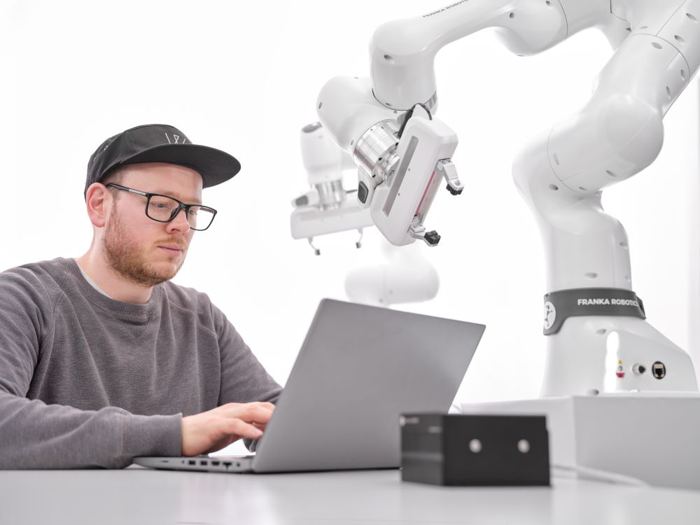 FRANKA ROBOTICS tweet media